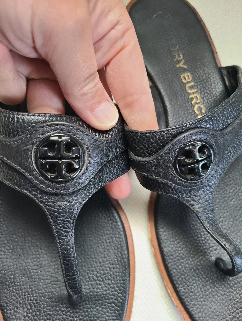 Tory Burch Carson Thong Welt Sandals In Black Pebbled Leather